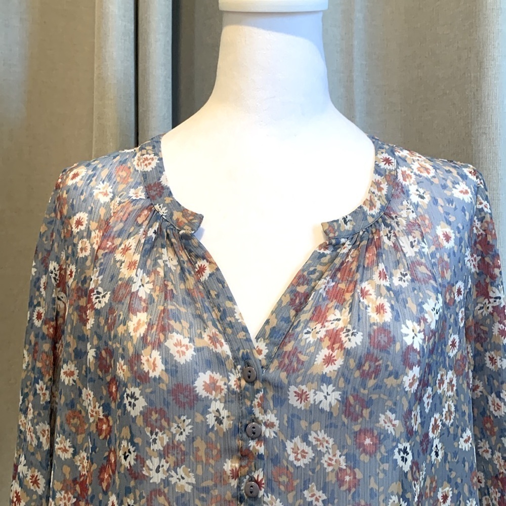 NWOT - Staring At Stars Sheer Flowy Blue Floral V-neck Blouse Size Small - Picture 3 of 15